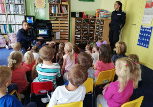 Dzieci z grupy 3 i 4 oglądają film edukacyjny i odpowiadają na pytania z filmu.