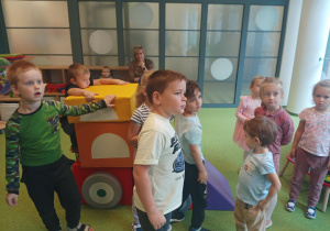 dzieci budują z różnych materiałów, wykonują zadania konstrukcyjne