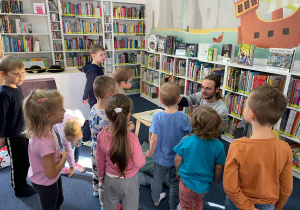 Dzieci słuchają pana bibliotekarza.