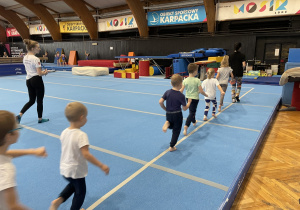 Dzieci wykonują ćwiczenia sportowe.