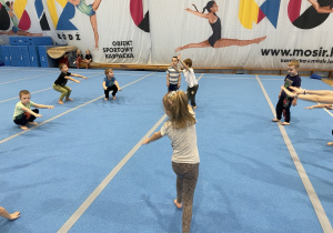 Dzieci wykonują ćwiczenia sportowe.