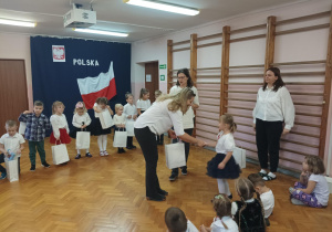 nauczycielki wręczają nagrody dzieciom, które brały udział w konkursie, uroczystość odbywa się na sali gimnastycznej