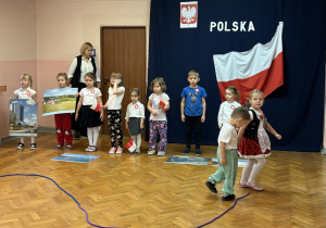 Dzieci tańczą do piosenki patriotycznej.
