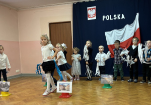 Dzieci śpiewają piosenkę patriotyczną i tańczą do niej.