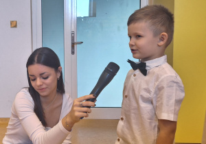 Chłopiec prezentuje swój wiersz.