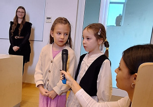Dzieci prezentują swój wiersz.