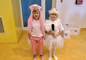 Dzieci prezentują swój wiersz.