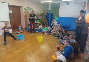 konkurencja sportowa dla dzieci na sali gimnastycznej