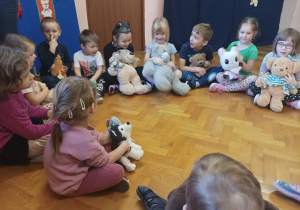 wspólna zabawa z okazji dnia misia na sali gimnastycznej, dzieci bawią się i tańczą do muzyki