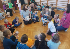 wspólna zabawa z okazji dnia misia na sali gimnastycznej, dzieci bawią się i tańczą do muzyki