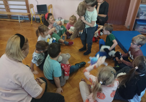 wspólna zabawa z okazji dnia misia na sali gimnastycznej, dzieci bawią się i tańczą do muzyki