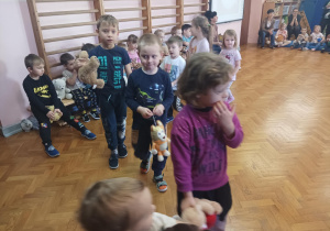 wspólna zabawa z okazji dnia misia na sali gimnastycznej, dzieci bawią się i tańczą do muzyki