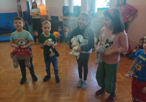 wspólna zabawa z okazji dnia misia na sali gimnastycznej, dzieci bawią się i tańczą do muzyki