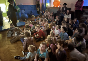 Dzieci oglądają film edukacyjny o misiach.
