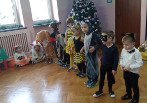 DZieci z grupy III jako zwierzątka udają się w drogę za gwiazdą wigilijną.