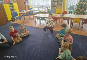 chłopiec świętuje urodziny, dzieci składają mu życzenia
