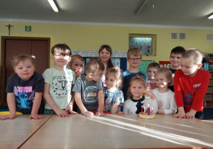 dziewczynka świętuje urodziny, dzieci stoją przy niej