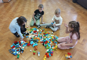 dzieci budują z klocków lego