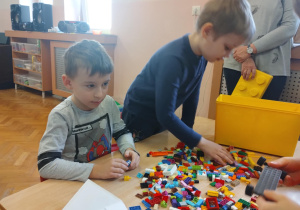 dzieci budują z klocków lego