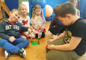 dzieci budują z klocków lego