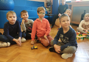 dzieci budują z klocków lego