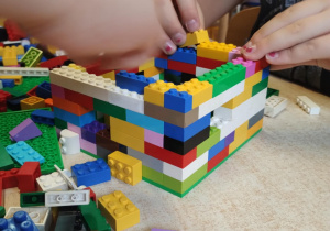 dzieci budują z klocków lego