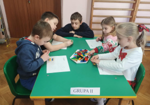 dzieci budują z klocków lego