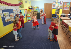 dzieci przytulają się w parach