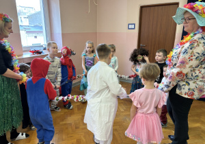 Dzieci bawią się przy muzyce.