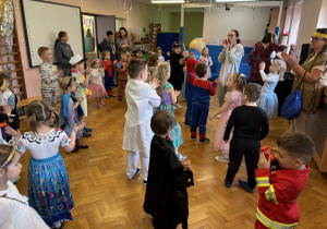 Dzieci bawią się przy muzyce.