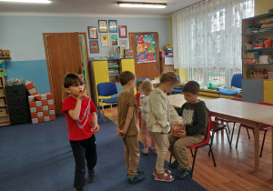 chłopiec świętuje urodziny, dzieci składają mu życzenia
