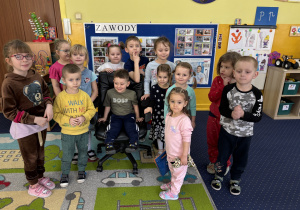 Wszystkie dzieci pozują do zdjęcia.