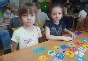 dwie dziewczynki grają w gry planszowe