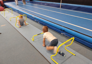 zajęcia sportowe na hali sportowej, dzieci ćwiczą, biegają, skaczą