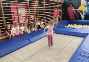 zajęcia sportowe na hali sportowej, dzieci ćwiczą, biegają, skaczą