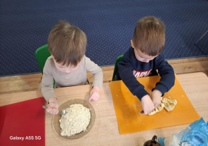 dzieci przy stolikach samodzielnie wykonują słodycze z płatków owsianych, bananów, kakao