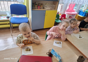 dzieci przy stolikach samodzielnie wykonują słodycze z płatków owsianych, bananów, kakao