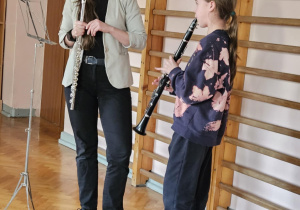 Uczennica szkoły muzycznej gra na klarnecie.