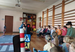 dzieci uczestniczą w zajęciach o bezpieczeństwie na sali gimnastycznej,