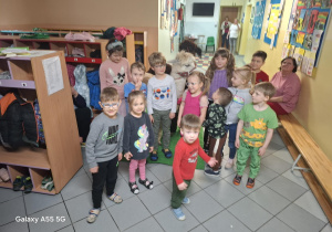 grupa dzieci pozuje do wspólnego zdjęcia z alpakami
