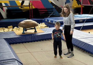 Chłopiec na trampolinie.