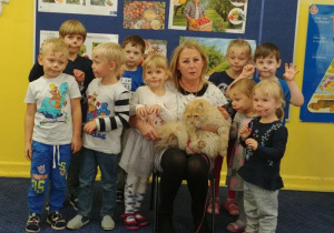 Pamiątkowe zdjęcie kotów z dziećmi z grupy 1.