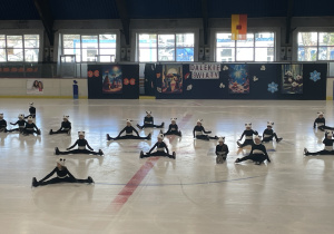 Pokazy łyżwiarzy na lodzie.