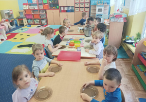 dzieci świętują dzień czekolady, jest fontanna czekoladowa, różne rodzaje czekolady, owoce, galaretka
