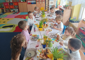 świąteczne spotkanie dzieci przy stolikach