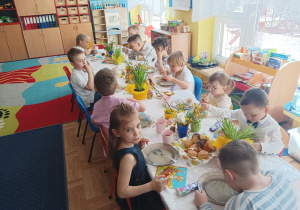 świąteczne spotkanie dzieci przy stolikach