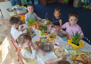 świąteczne spotkanie dzieci przy stolikach