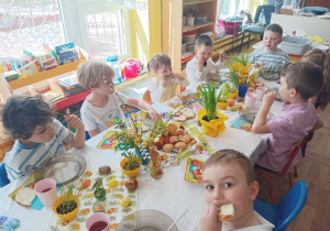 świąteczne spotkanie dzieci przy stolikach
