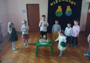 występ dzieci na sali gimnastycznej
