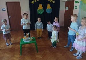 występ dzieci na sali gimnastycznej